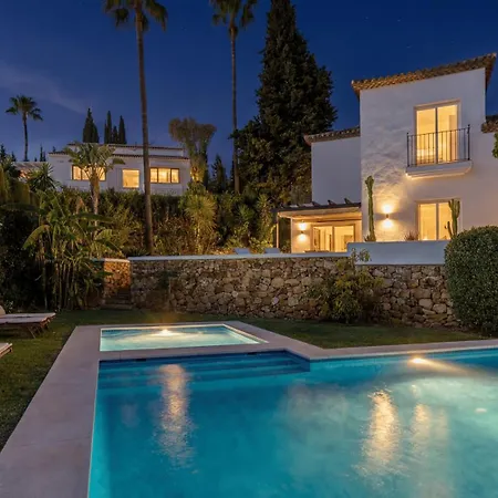 别墅 Vacation I Birkin, Heated Pool, Gated Community, Andalusian Style, Gym, Cine, Golf Valley, 6 Min Puerto Banus 马尔韦利亚
